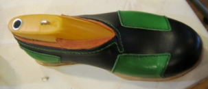 Zapatos 7 de piel negro y verdes, creados en opció Diamant Taller